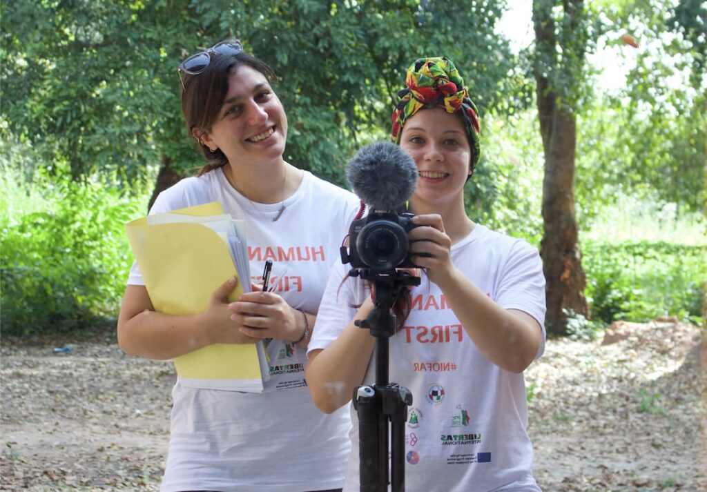 Due ragazze che girano un video