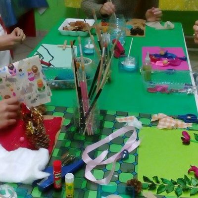 Bambini colorano con le tempere